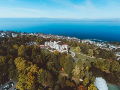 Vue aérienne d Évian-les-Bains au bord du Lac Léman, lieu du sommet G7 2026